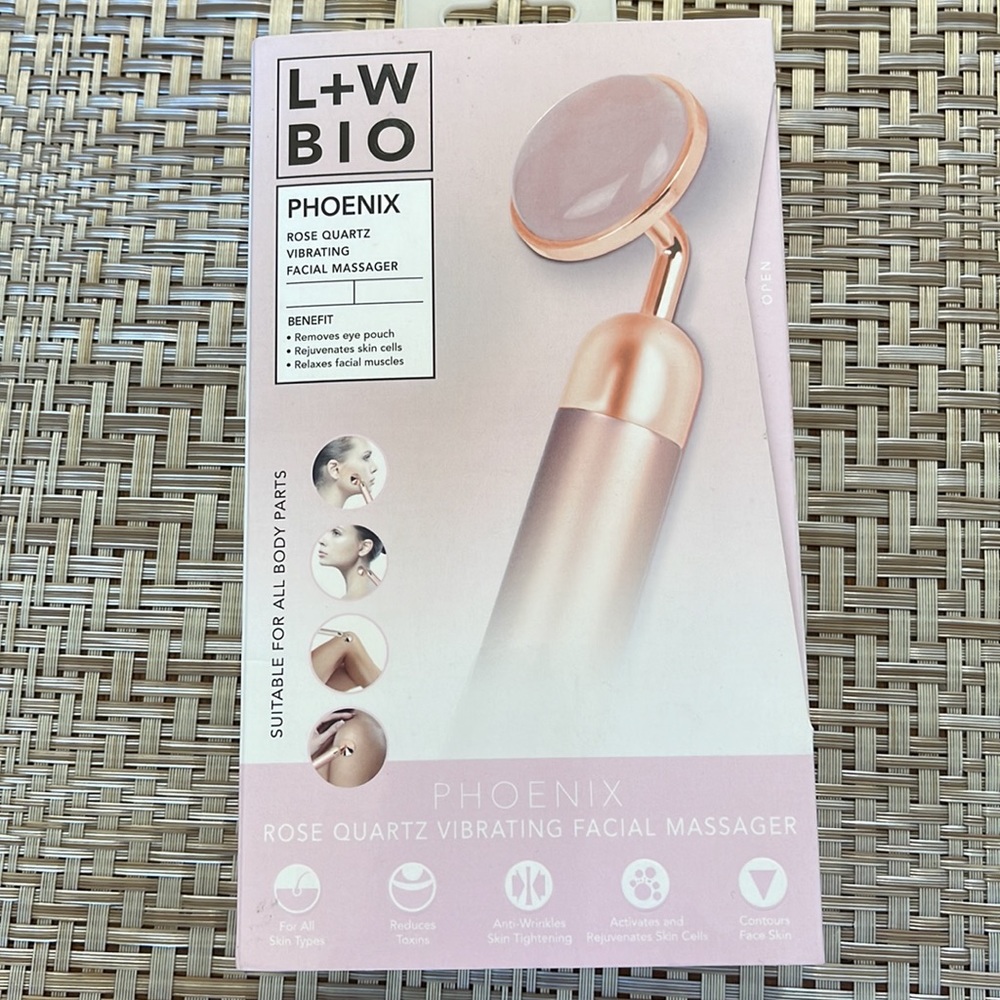 Luxe + Willow PHOENIX - Rose Quartz Vibrating Facial Roller - Picture 2 of 3